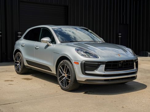 Certified 2025 Porsche Macan image 8