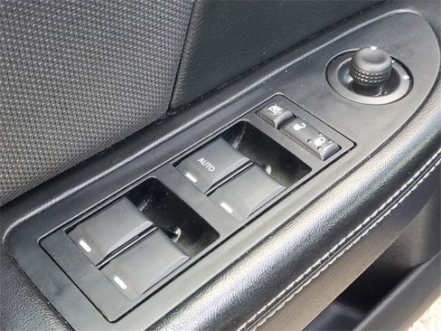 Used 2013 Dodge Avenger SE image 11