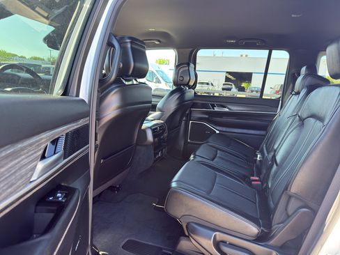 Used 2024 Jeep Wagoneer Series II w/ Flexible Seating Group AWD/4WD image 30
