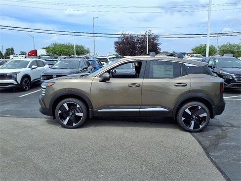 New 2025 Nissan Kicks SR image 3