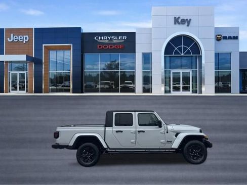Used 2023 Jeep Gladiator Sport AWD/4WD image 7