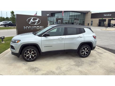 Used 2025 Jeep Compass Limited AWD/4WD image 2