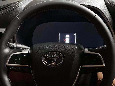Used 2025 Toyota Highlander Platinum AWD/4WD image 18