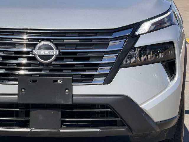 Used 2025 Nissan Rogue SV AWD/4WD image 4
