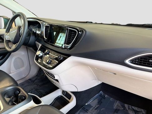 Used 2023 Chrysler Pacifica Touring-L FWD image 32