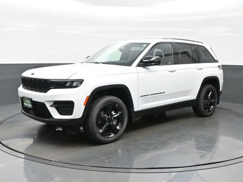 New 2025 Jeep Grand Cherokee Altitude AWD/4WD image 2