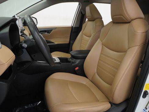 Used 2022 Toyota RAV4 XLE Premium image 16