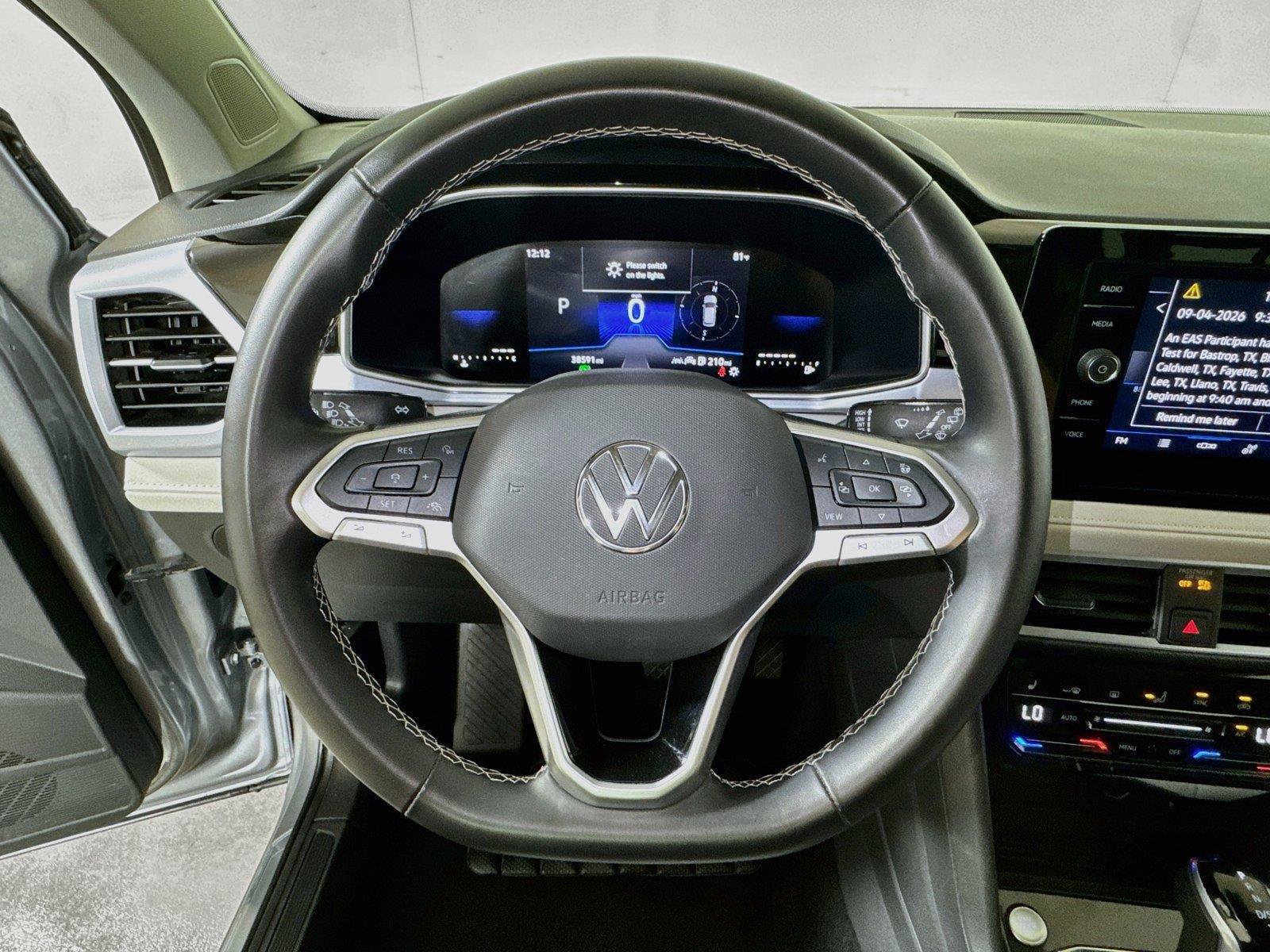 Used 2025 Volkswagen Taos SE FWD image 9