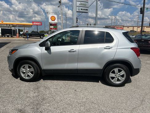 Used 2022 Chevrolet Trax LT w/ LT Convenience Package image 8