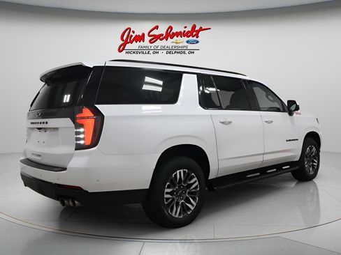 Used 2025 Chevrolet Suburban Z71 image 6