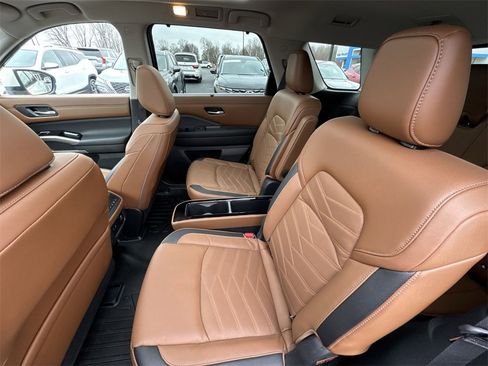 Used 2023 Nissan Pathfinder Platinum image 23