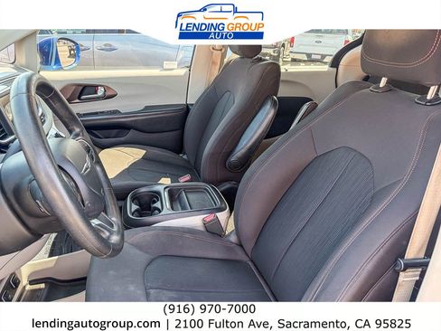 Used 2019 Chrysler Pacifica Touring Plus FWD image 16