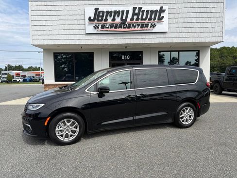 Used 2024 Chrysler Pacifica Touring-L FWD image 1