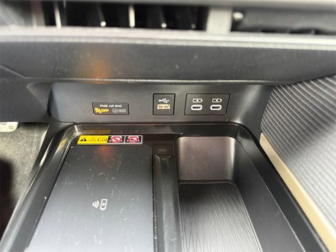 Used 2025 Toyota Camry SE image 31