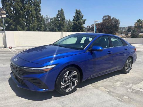 Used 2025 Hyundai Elantra Limited FWD image 2