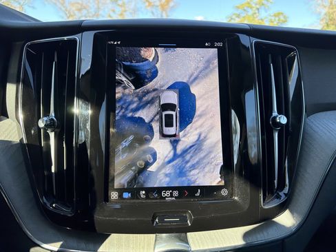 Certified 2025 Volvo XC60 B5 Plus image 25