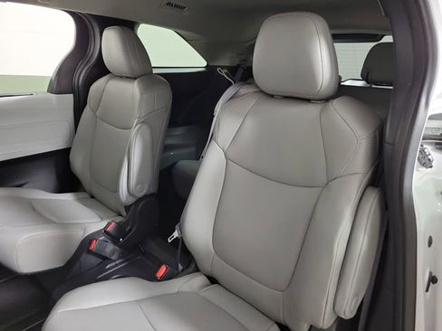 Used 2025 Toyota Sienna XLE FWD image 13