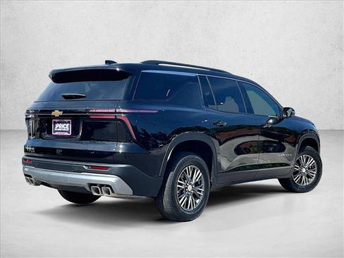 Used 2026 Chevrolet Traverse LT FWD image 2