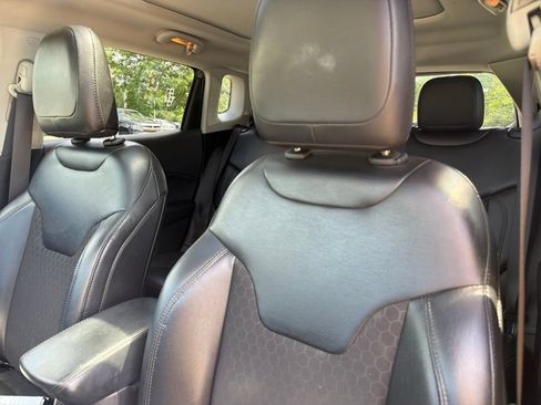 Used 2021 Jeep Compass Latitude w/ Sun and Sound Group AWD/4WD image 9