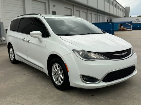 Used 2020 Chrysler Pacifica Touring-L FWD image 4