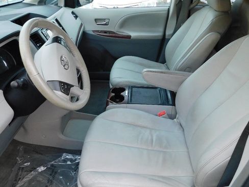 Used 2012 Toyota Sienna XLE image 18