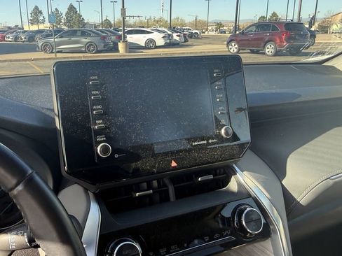 Used 2022 Toyota Venza XLE image 5