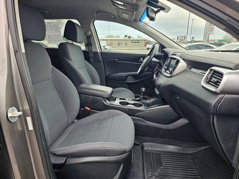Used 2017 Kia Sorento LX w/ LX Convenience Package image 15