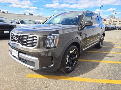 Used 2023 Kia Telluride S w/ S Sunroof Package image 2