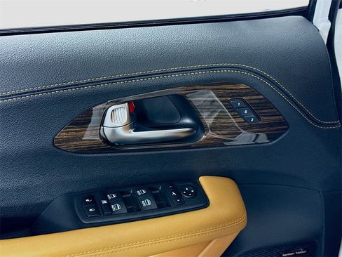 Used 2023 Chrysler Pacifica Pinnacle image 12