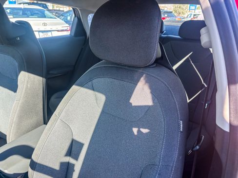 Used 2025 Kia K4 LXS image 25