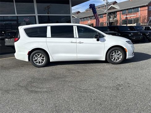 New 2026 Chrysler Pacifica Select image 30