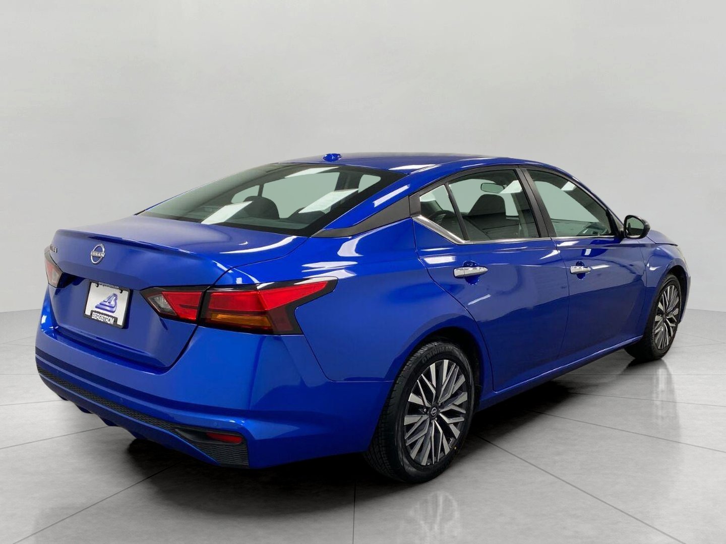 Certified 2025 Nissan Altima 2.5 SV FWD image 3