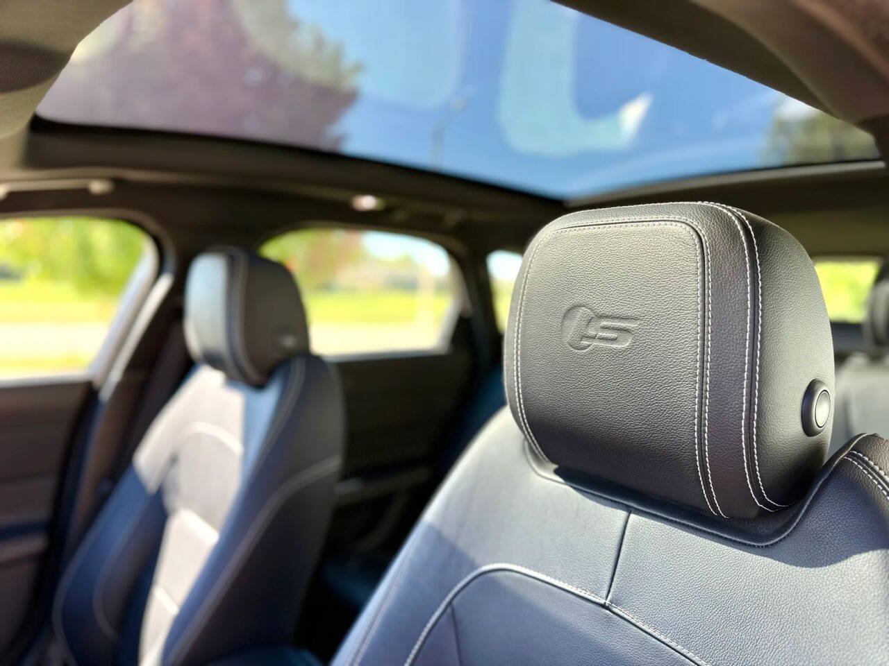 Used 2018 Jaguar XF S AWD/4WD image 13