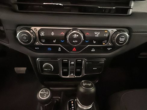 Used 2024 Jeep Wrangler Unlimited Sahara AWD/4WD image 25