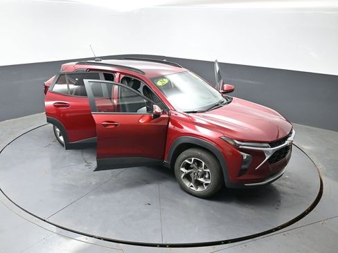 Used 2025 Chevrolet Trax LT FWD image 61