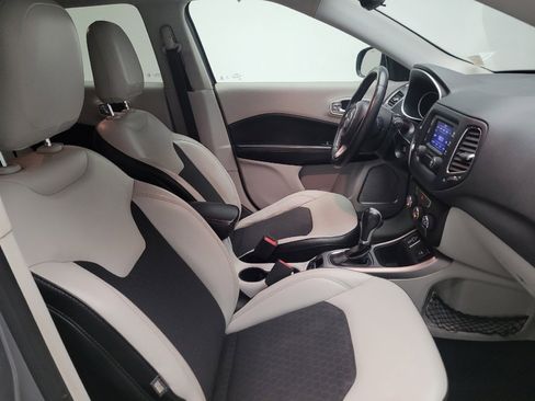 Used 2018 Jeep Compass Latitude FWD image 21