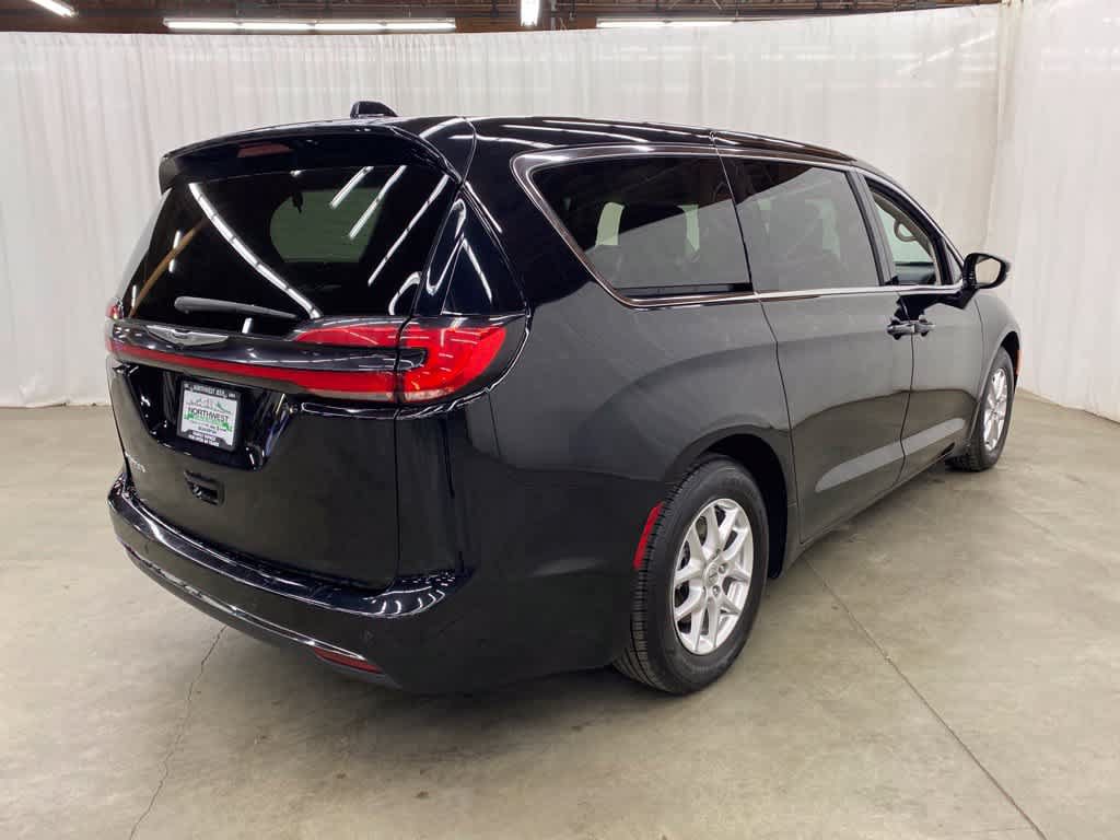 Used 2024 Chrysler Pacifica Touring-L FWD image 6