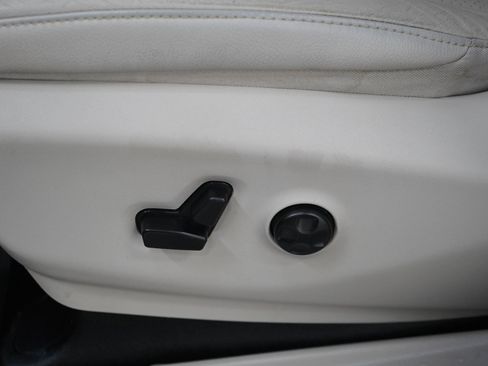 Used 2018 Chrysler Pacifica Touring-L Plus w/ Tire & Wheel Group FWD image 23