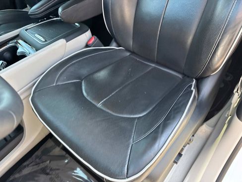 Certified 2024 Chrysler Pacifica Limited FWD image 19