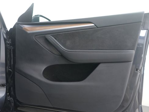 Used 2024 Tesla Model Y Long Range image 9