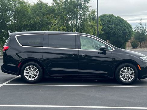 Used 2024 Chrysler Pacifica Touring-L FWD image 10