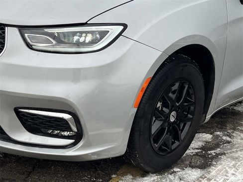 Used 2024 Chrysler Pacifica Touring-L image 8
