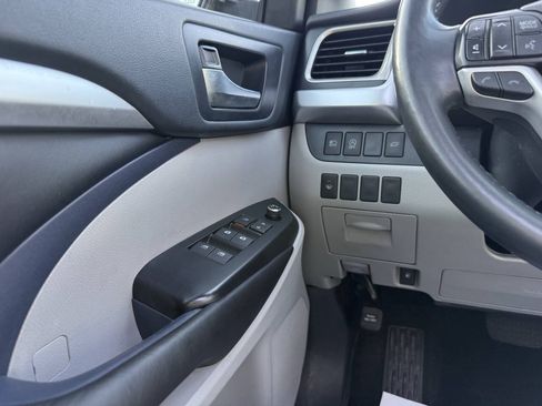 Used 2019 Toyota Highlander XLE FWD image 32