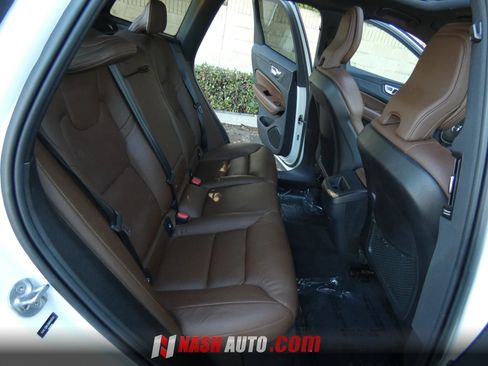 Used 2022 Volvo XC60 B5 Momentum AWD/4WD image 24