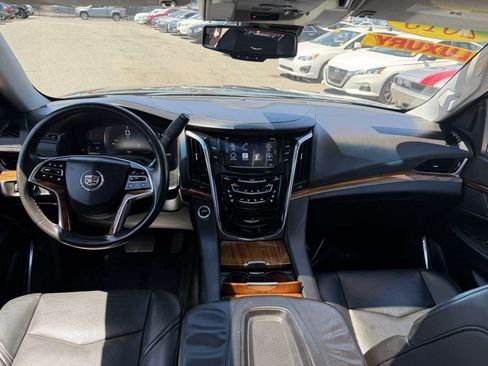 Used 2015 Cadillac Escalade Luxury AWD/4WD image 13