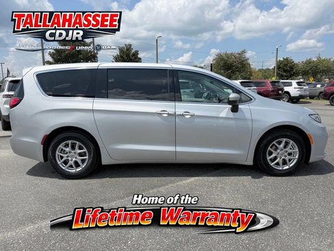 Used 2023 Chrysler Pacifica Touring-L FWD image 2
