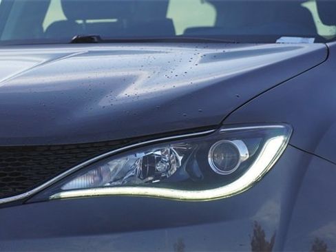 Used 2020 Chrysler Pacifica Limited w/ Tire & Wheel Group image 4