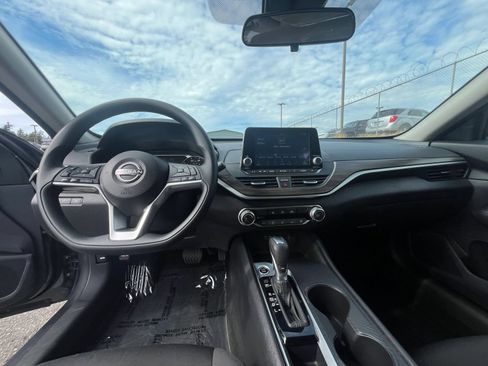 Used 2025 Nissan Altima 2.5 SV FWD image 33