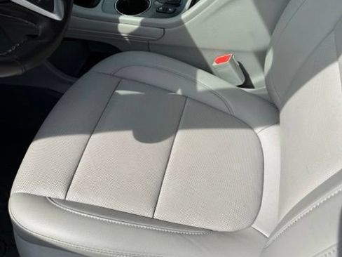 Used 2023 GMC Acadia SLT w/ Preferred Package AWD/4WD image 3