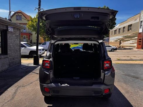 Used 2017 Jeep Renegade Altitude FWD image 24